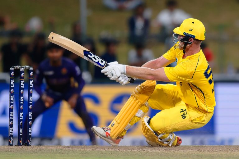 Liyanage and Neesham unite to produce a thrilling last over win for Colombo Kaps